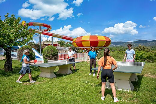 Ping-pong y toboganes acu�ticos en el camping VAGUES OCEANES Soleil de Provence (84).