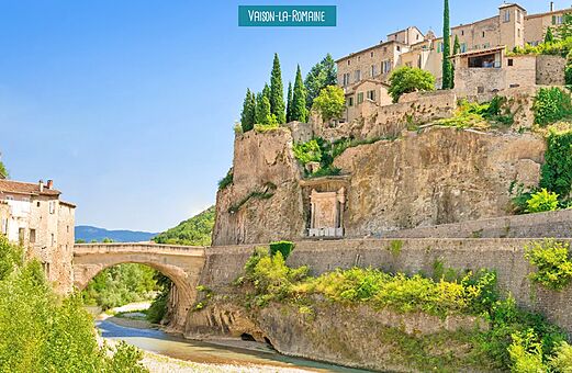 Ciudad hist�rica de Vaison-la-Romaine, puente romano y casas en la Provenza.