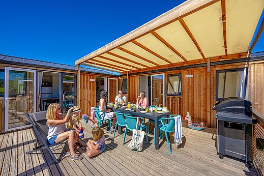Mobil-home con terraza cubierta y comida familiar en el camping VAGUES OCEANES Soleil de Provence en Saint-Romain-en-Viennois.