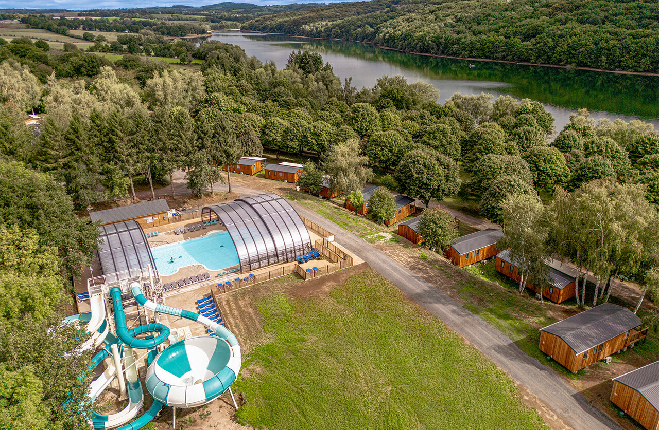 Parque acu�tico, toboganes y Mobil-homes en el camping CLICOCHIC Soleil Levant en Canet-de-Salars (12).