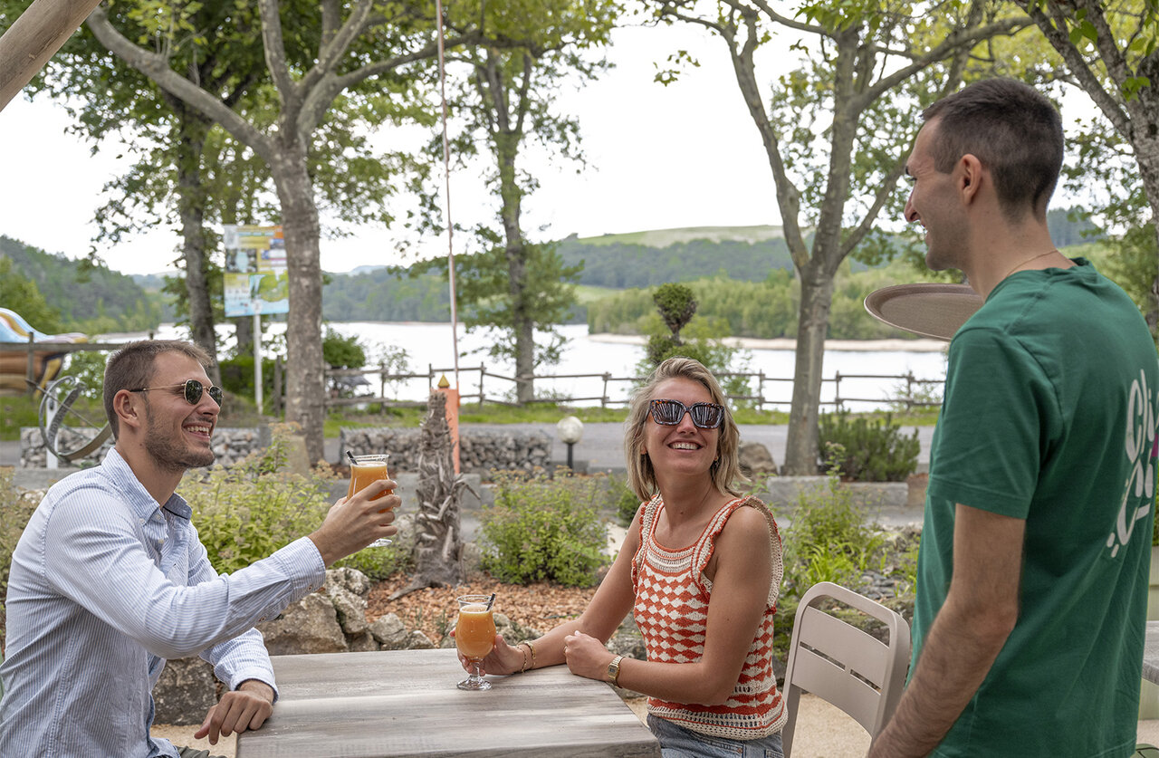 Bar, vista lago en el camping CLICOCHIC Soleil Levant en Canet-de-Salars.