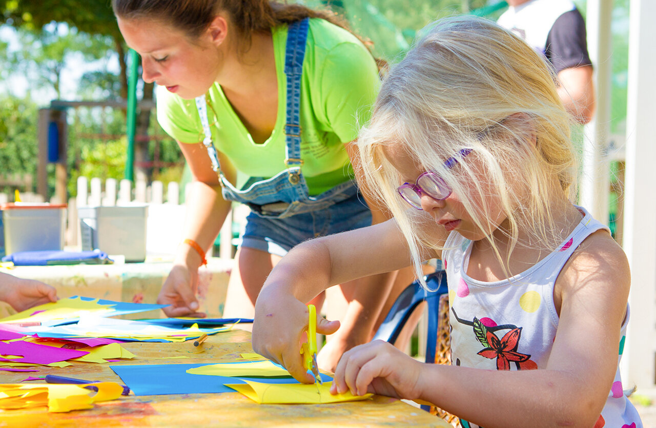 Animaci�n infantil, manualidades en el camping CLICOCHIC Soleil Levant en Canet-de-Salars (12).