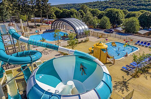 Tobogán acuático, piscinas y juegos en el camping CLICOCHIC Soleil Levant (12).