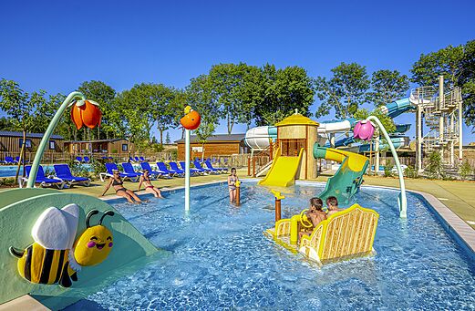 Zona acuática con toboganes y juegos en el camping CLICOCHIC Soleil Levant.