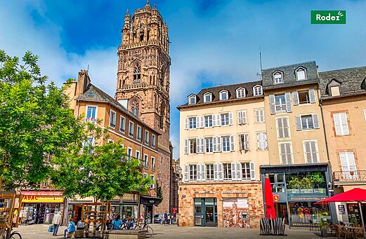 Catedral de Rodez y plaza animada, un lugar histórico para visitar en Aveyron.