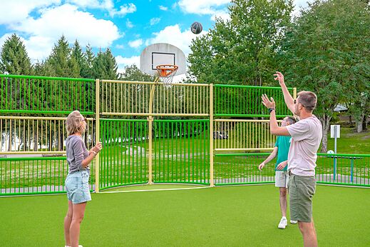 Cancha de baloncesto y jugadores en el camping CLICOCHIC Soleil Levant en Canet-de-Salars (12).