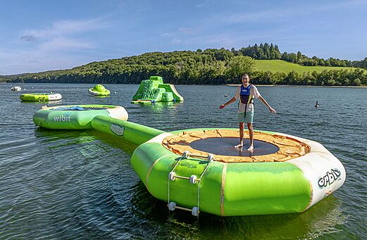 Parque acuático inflable en el lago del camping CLICOCHIC Soleil Levant en Canet-de-Salars.