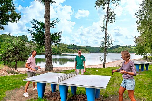 Ping-pong exterior en el camping CLICOCHIC Soleil Levant en Canet-de-Salars (12).