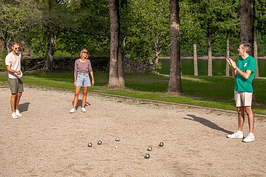 Petanca en el camping CLICOCHIC Soleil Levant en Canet-de-Salars (12).