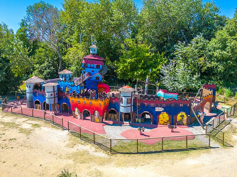 Juego Carabouille - Gran castillo de juegos colorido para ni�os en el camping CAPFUN Soubeyranne en REMOULINS (30).