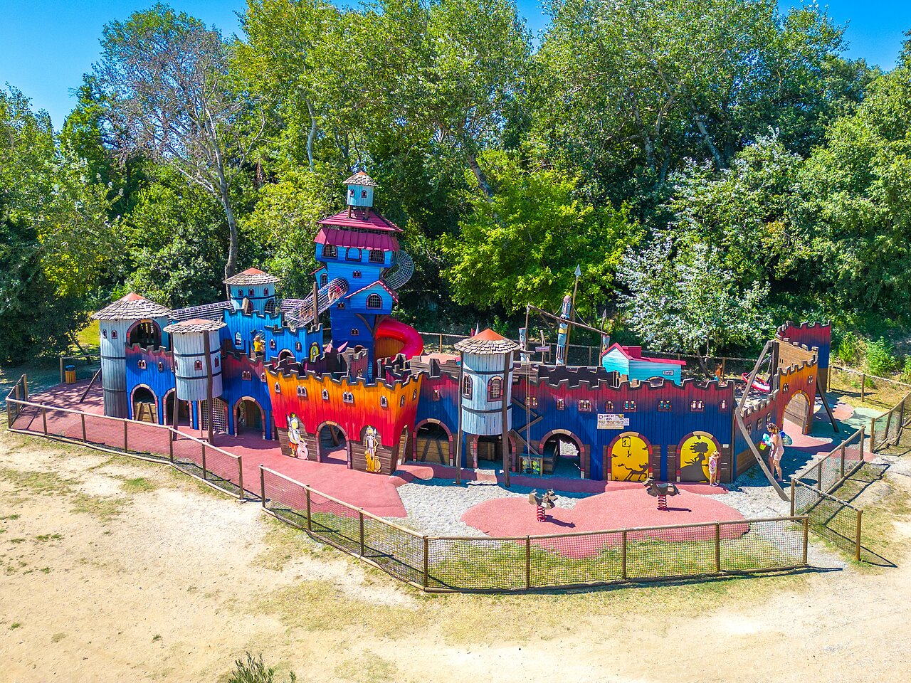 Gran castillo de juegos colorido para ni�os en el camping CAPFUN Soubeyranne en REMOULINS (30).