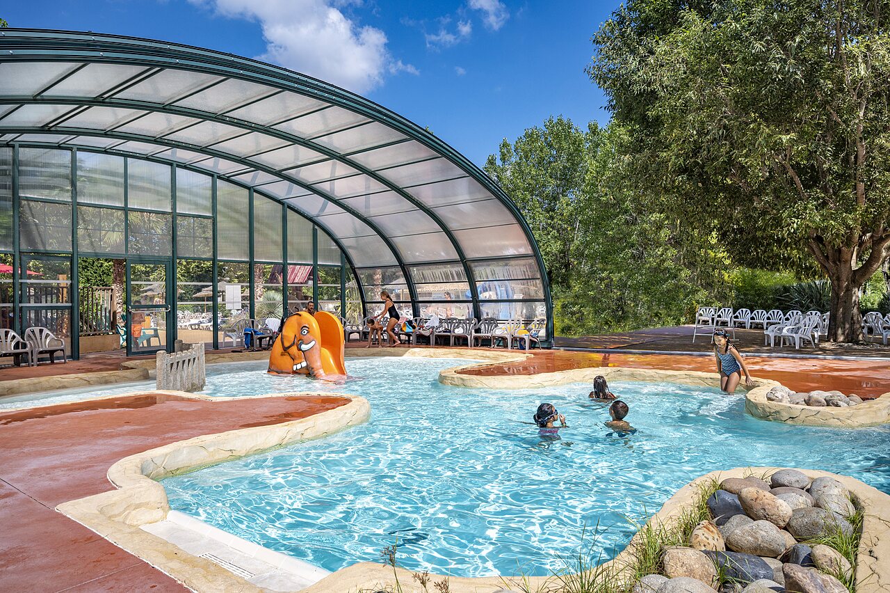 Piscina cubierta y tobog�n elefante para ni�os en el camping CAPFUN Soubeyranne en REMOULINS (30).