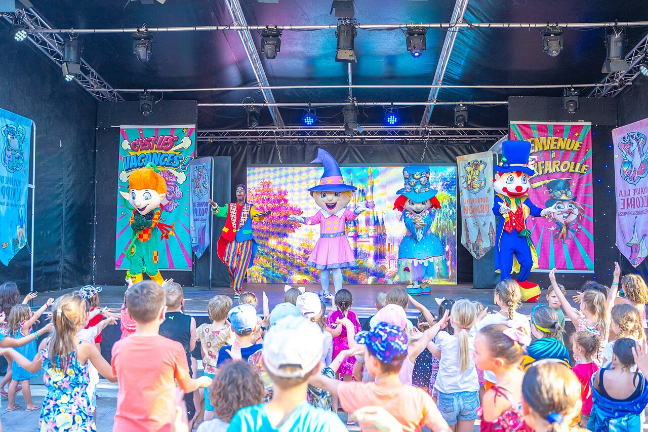 Espect�culo de animaci�n con mascotas y ni�os en el camping CAPFUN Soubeyranne, REMOULINS (30).