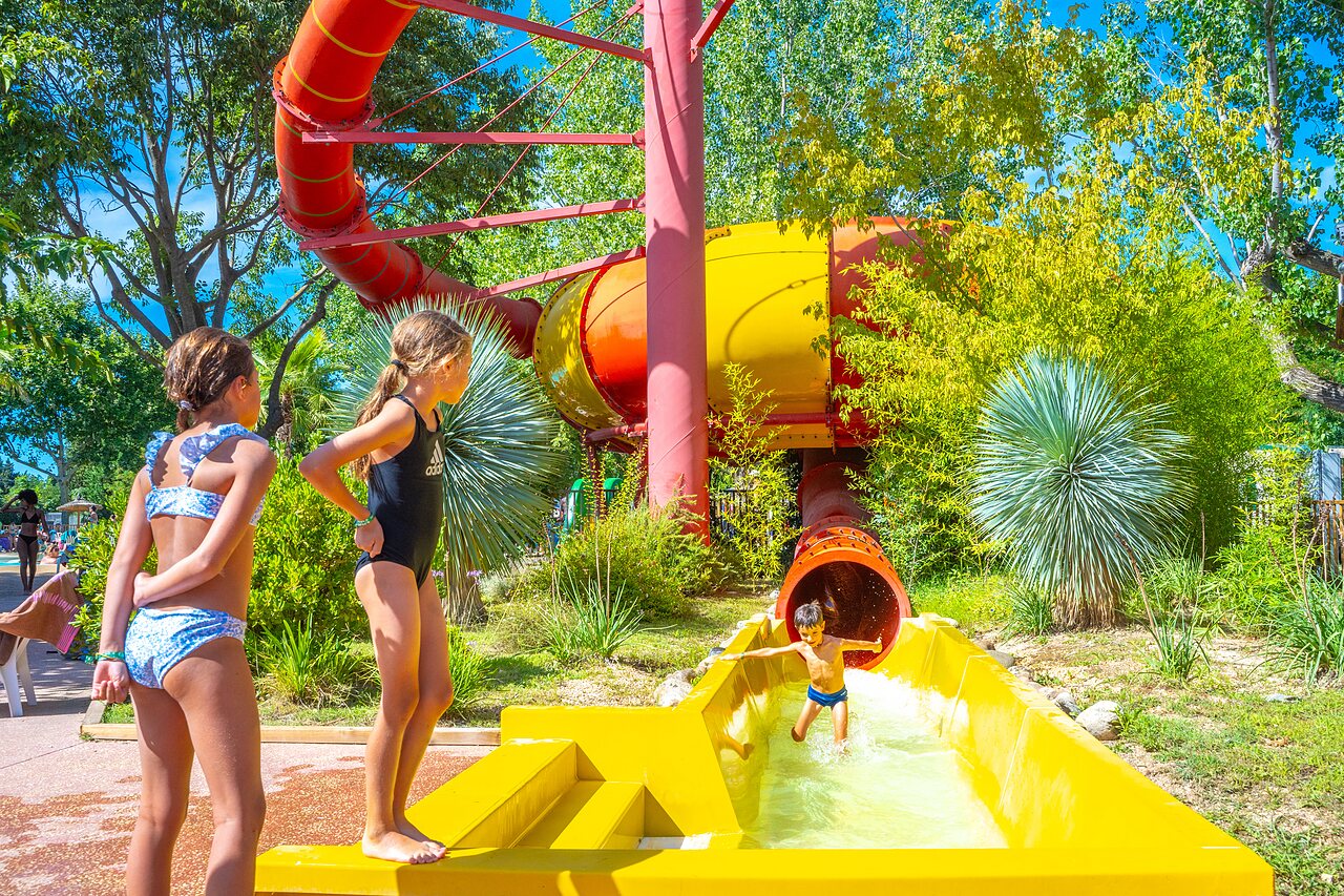 Tobog�n acu�tico gigante, ni�os en la piscina CAPFUN Soubeyranne en REMOULINS (30).