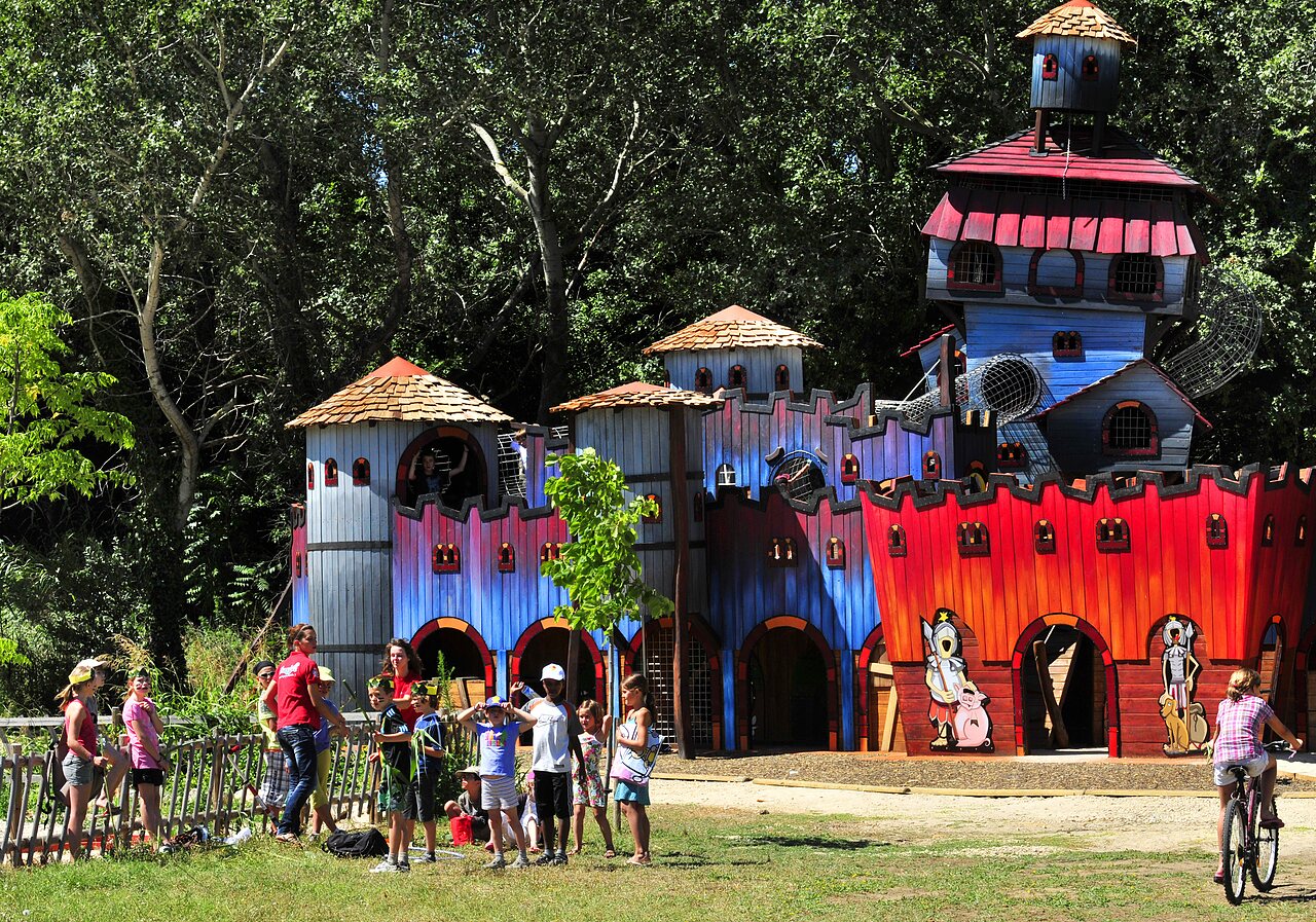 Estructura de juegos castillo colorida para ni�os con tobog�n en el camping CAPFUN Soubeyranne en REMOULINS (30).