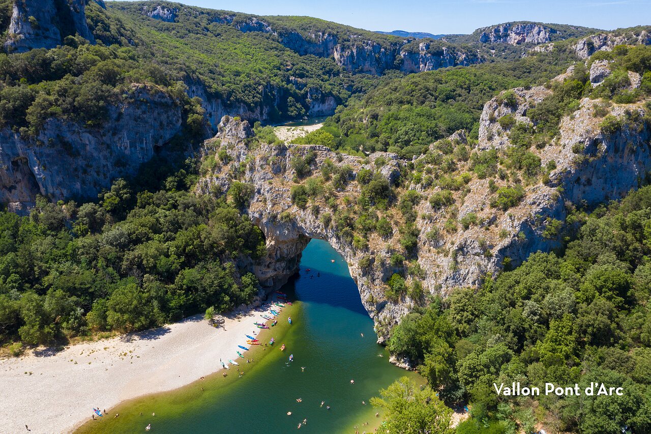 Puente natural de Arc sobre el Ard�che, sitio tur�stico cerca de Vallon-Pont-d'Arc.