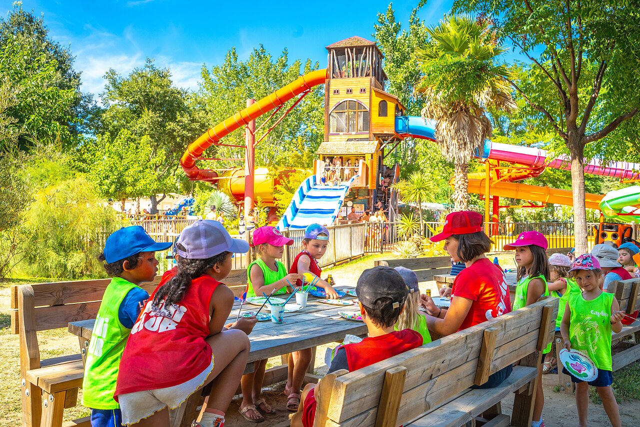 Taller creativo para ni�os y toboganes acu�ticos en el camping CAPFUN Soubeyranne en REMOULINS (30).