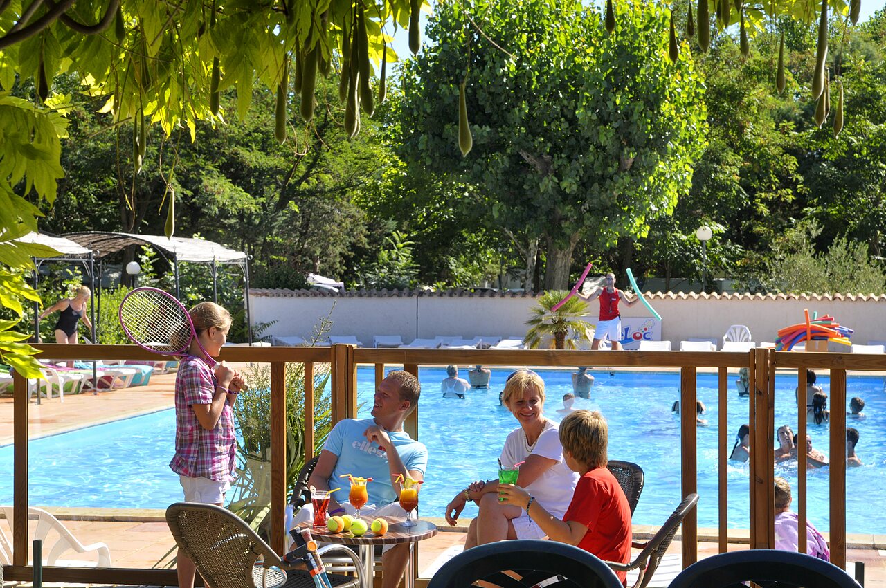 Piscina exterior, animaciones y familia en el CAPFUN Soubeyranne en REMOULINS (30).
