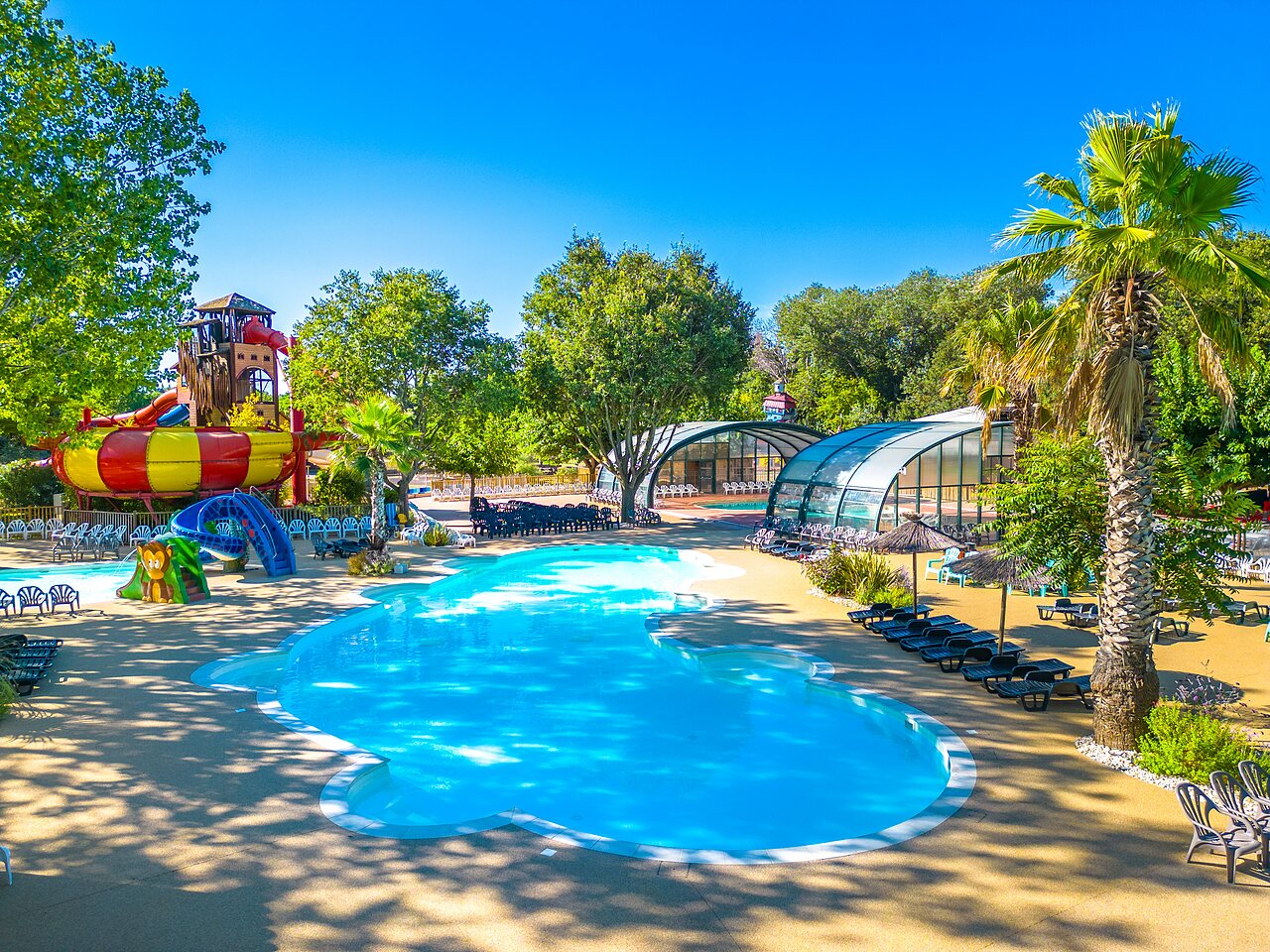 Gran parque acu�tico con toboganes y piscinas cubiertas en el camping CAPFUN Soubeyranne en REMOULINS (30).