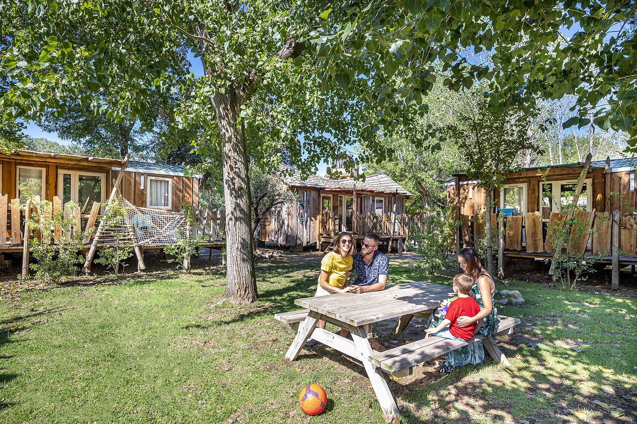 Mobil-homes de madera, familia, verdor en el camping CAPFUN Soubeyranne en REMOULINS (30).