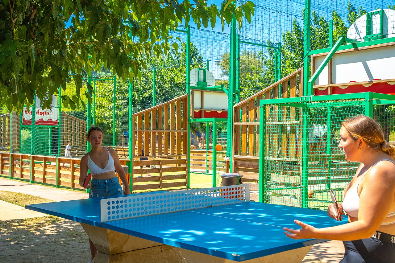 Partido de tenis de mesa en el camping CAPFUN Soubeyranne en REMOULINS (30).