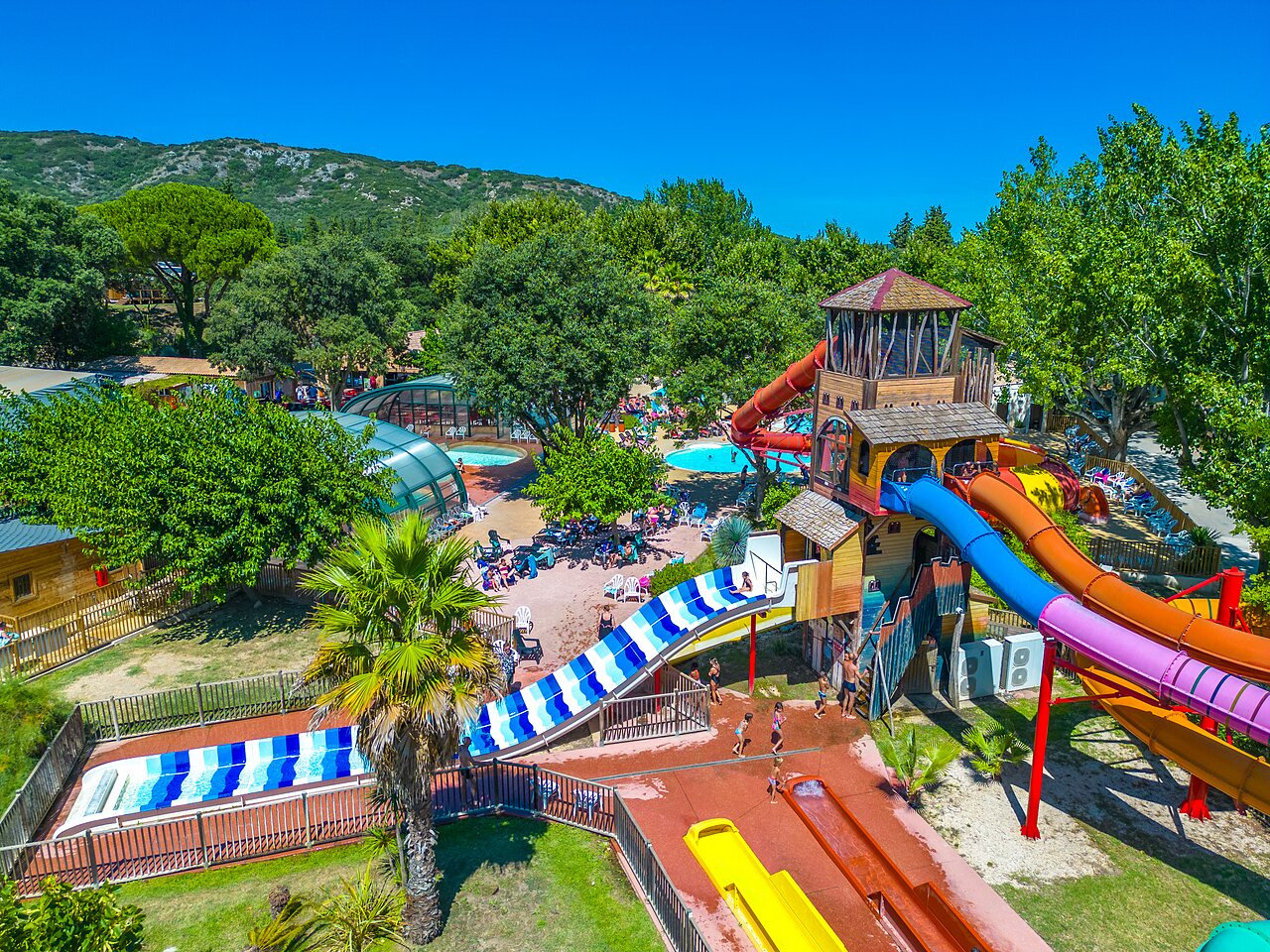 Toboganes acu�ticos, piscina exterior y cubierta en el camping CAPFUN Soubeyranne en REMOULINS (30).