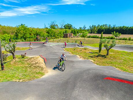 Pista de pumptrack para bicicletas y patinetes en el camping CAPFUN Soubeyranne en REMOULINS (30).
