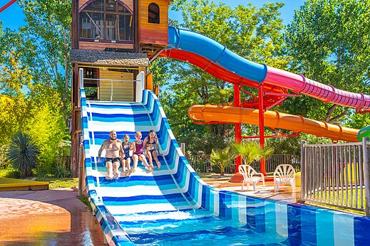 Familia en toboganes acuáticos gigantes en el camping CAPFUN Soubeyranne en REMOULINS (30).