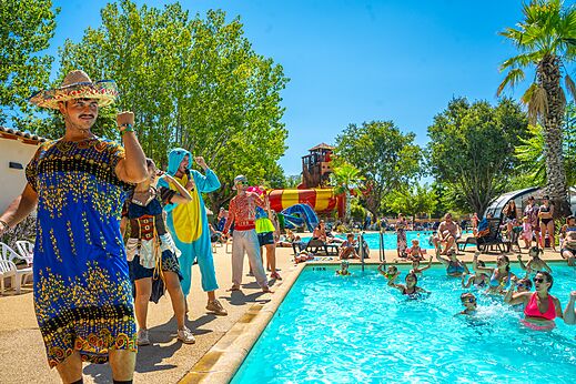 Animación festiva y juegos acuáticos en la piscina del camping CAPFUN Soubeyranne en REMOULINS (30).