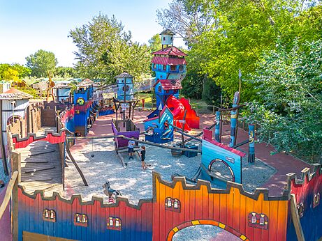 Gran parque infantil temático castillo con toboganes en el camping CAPFUN Soubeyranne en REMOULINS (30).