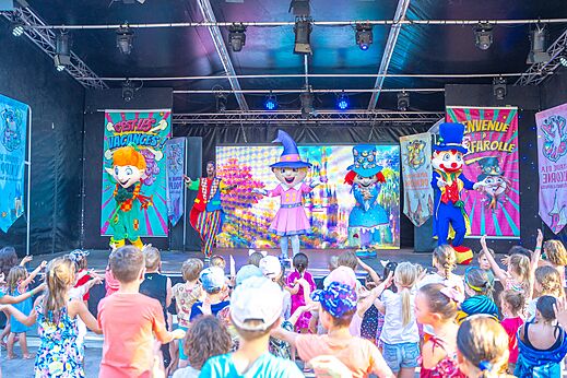 Espectáculo de animación con mascotas y niños en el camping CAPFUN Soubeyranne en REMOULINS (30).