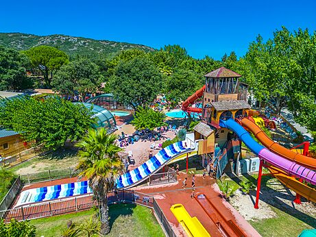Toboganes acuáticos gigantes y piscina en el camping CAPFUN Soubeyranne en REMOULINS (30).