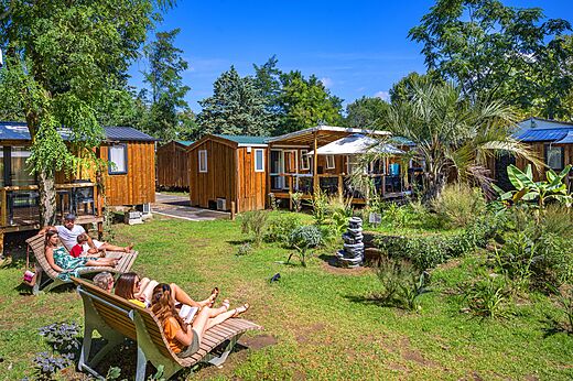 Casas móviles de madera y zona de relax en el camping CAPFUN Soubeyranne en REMOULINS (30).