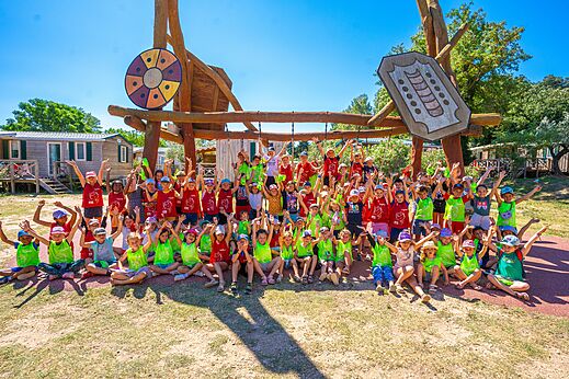Niños felices jugando en el parque infantil en el camping CAPFUN Soubeyranne en REMOULINS (30).