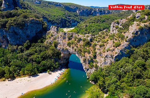 Puente natural Pont d'Arc, río Ardèche, acantilados verdes, lugar para visitar cerca de Vallon-Pont-d'Arc.