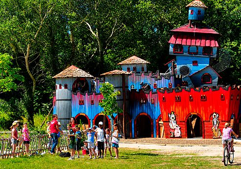 Gran parque infantil castillo colorido para niños en el camping CAPFUN Soubeyranne en REMOULINS (30).
