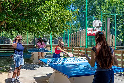 Jóvenes jugando al tenis de mesa exterior en el camping CAPFUN Soubeyranne en REMOULINS (30).