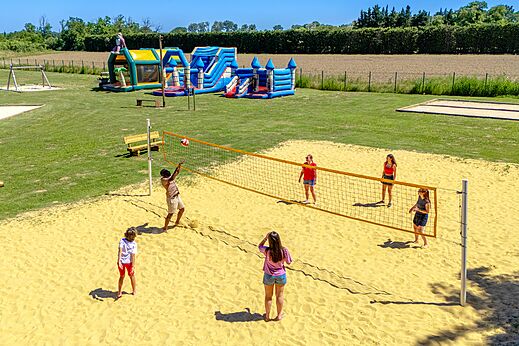 Actividad de voleibol playa y juegos inflables en camping CAPFUN Soubeyranne en REMOULINS (30).