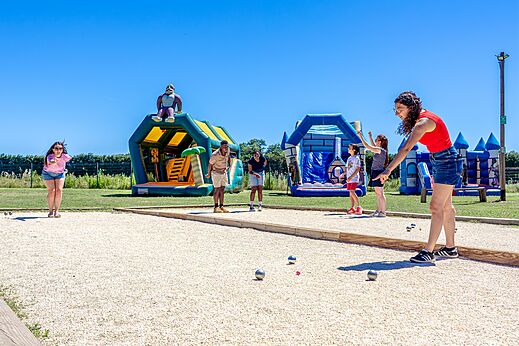 Partida de petanca y juegos inflables en camping CAPFUN Soubeyranne REMOULINS (30).