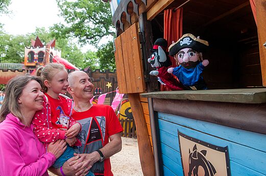 Familia viendo un espectáculo de marionetas en el camping CAPFUN Soubeyranne en REMOULINS (30).