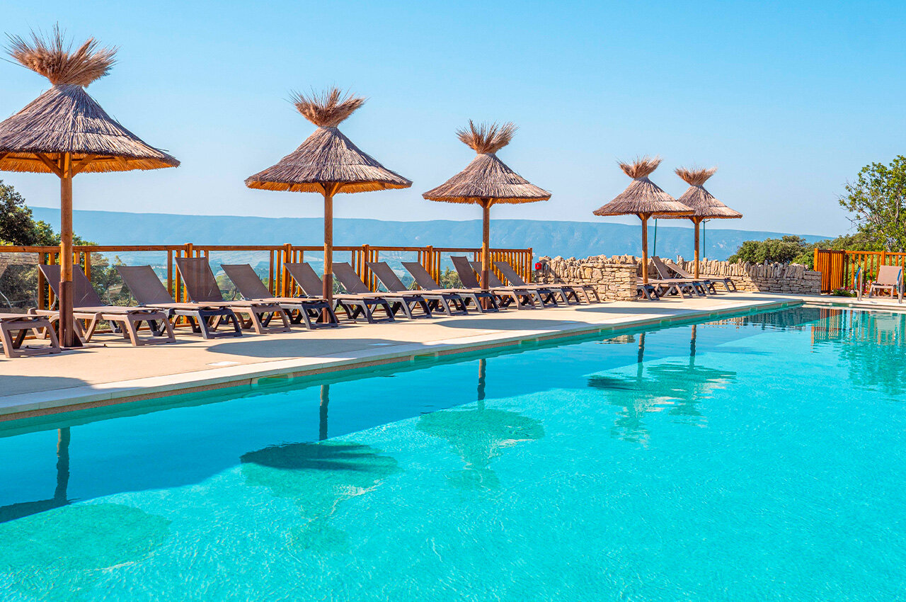 Piscina, tumbonas, sombrillas en el camping CLICOCHIC Les Sources de Gordes en GORDES (84).