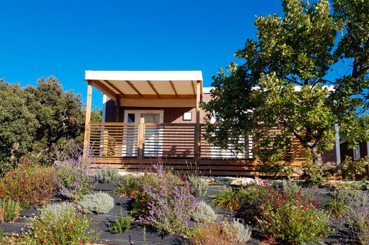 Mobil-home moderno y terraza en el camping Les Sources de Gordes en GORDES (84).