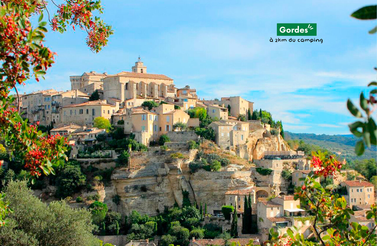 Hermoso pueblo encaramado de Gordes en Provenza, para visitar cerca del camping.