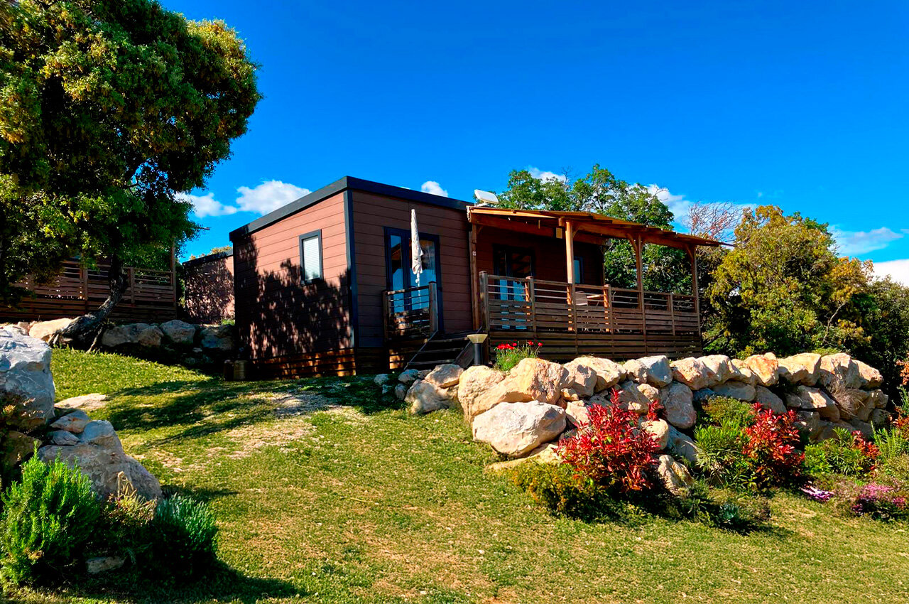 Mobil-home moderno con terraza de madera en el camping CLICOCHIC Les Sources de Gordes.