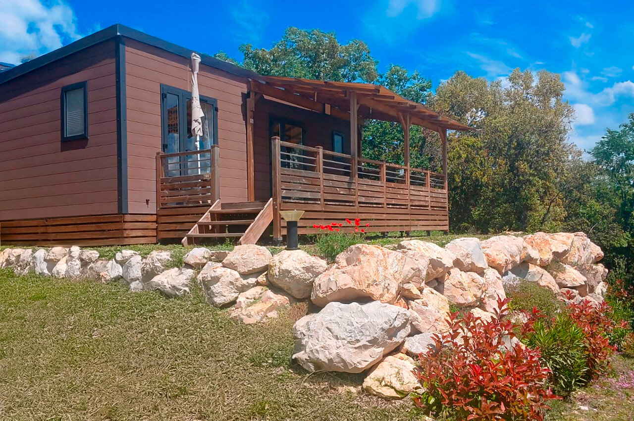 Mobil-home moderno en el camping Les Sources de Gordes en GORDES (84).