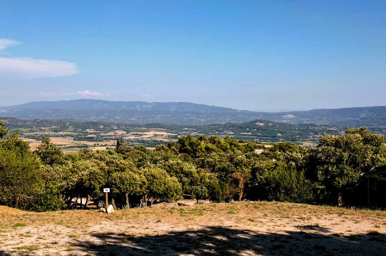Paisaje natural y vista panor�mica en camping CLICOCHIC, GORDES (84).