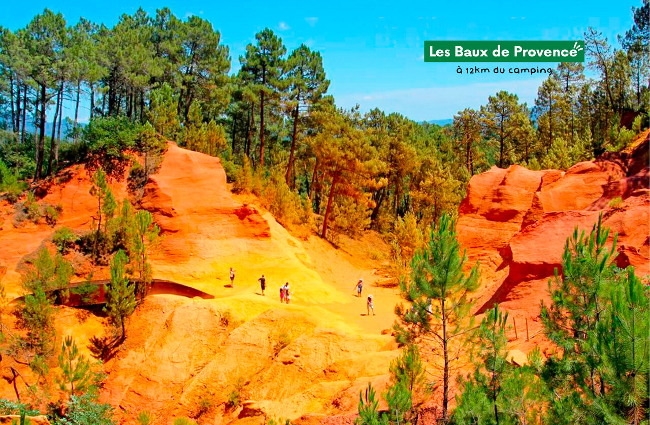 Sendero de ocre en Les Baux de Provence, sitio natural excepcional para visitar.