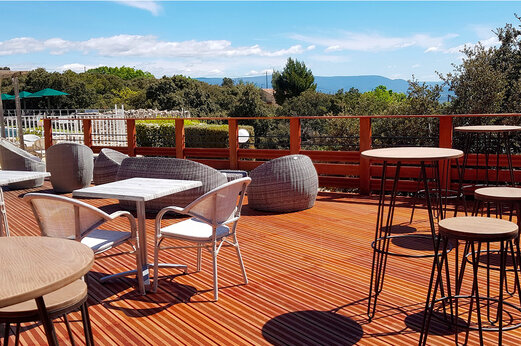 Bar, mobiliario, en el camping CLICOCHIC Les Sources de Gordes en GORDES (84).
