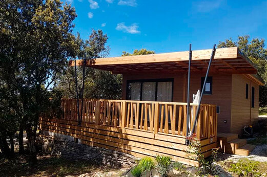 Mobil-home de madera, terraza cubierta, camping CLICOCHIC Les Sources de Gordes en GORDES (84).