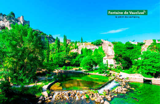 Fuente del Sorgue en Fontaine de Vaucluse, un sitio tur�stico en Provenza.
